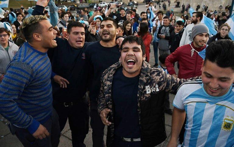 Festejos en bares y en el Monumento por el triunfo argentino