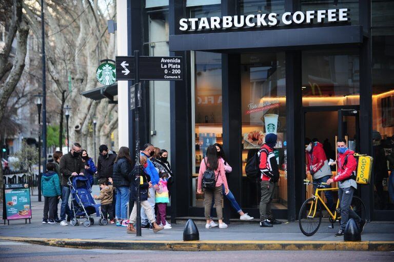 Bares y restaurantes abiertos con mesas y atención en la calle, (Foto: Clarín)