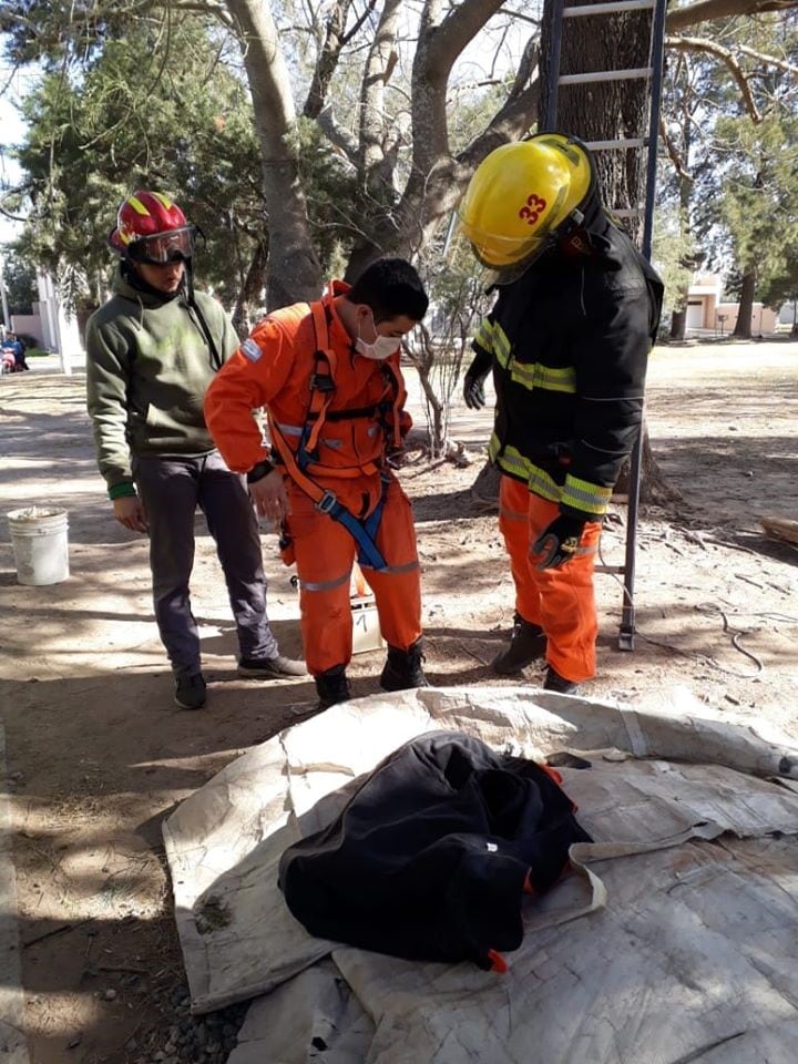 Rescate de una gatita por Bomberos Voluntarios Arroyito