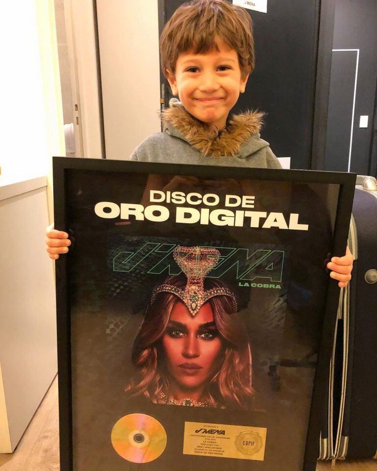 Momo Osvaldo, el hijo se Jimena Barón, festejó el logro de su mamá (Foto: Instagram/ baronjimena)