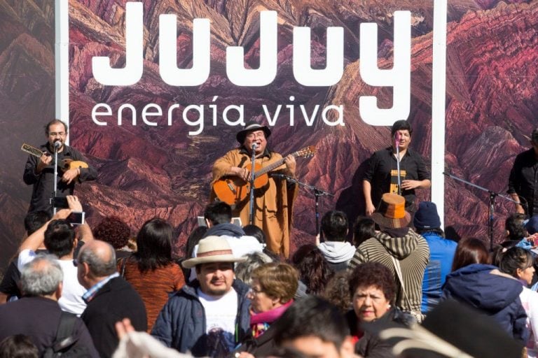 El sonoro canto de Tomás Lipán animó la presencia de miles de visitantes y gran cantidad de residentes jujeños que se sumaron a la ceremonia a la Pachamama en Tecnópolis.