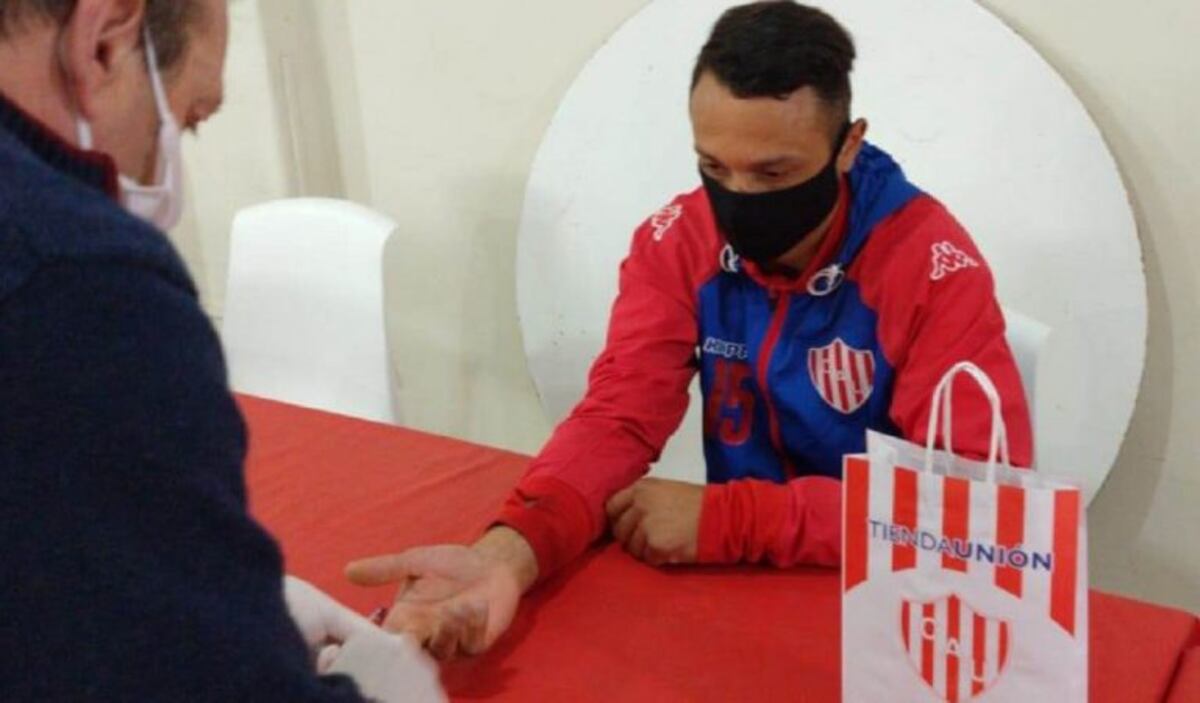 Unión volvió a entrenar mientras Azconzábal cumple la cuarentena