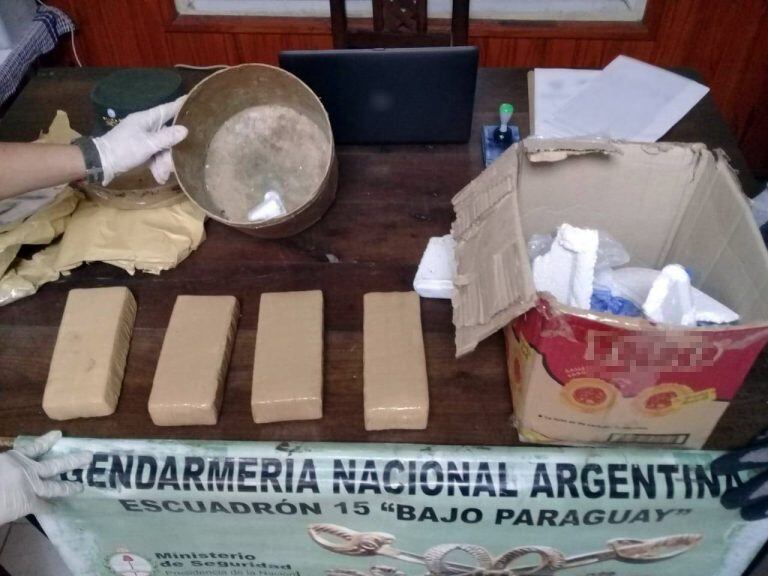 El envase de cartón contenía cuatro paquetes rectangulares. (@gendarmeria)