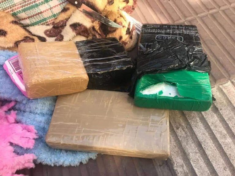 Cuatro envoltorios con cocaína que portaban dos mujeres y un hombre fueron decomisados en Jujuy