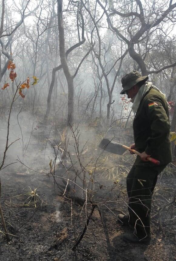 Fotografía cedida por el Comando departamental de policía de Santa Cruz que muestra a policías mientras combaten este jueves, los incendios en la localidad de Robore (Bolivia). EFE