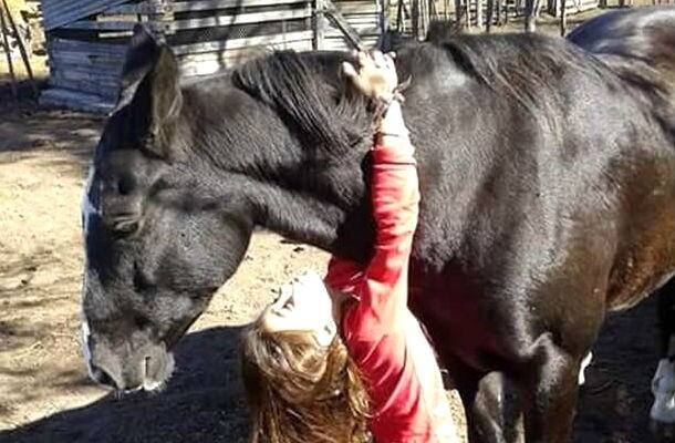 Victoria Rovetto, la amansadora de caballos de General Cabrera que tiene 12 años.