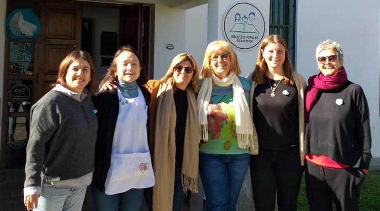 Maggio junto a las docentes, frente a la biblioteca (Gobierno de La Pampa)