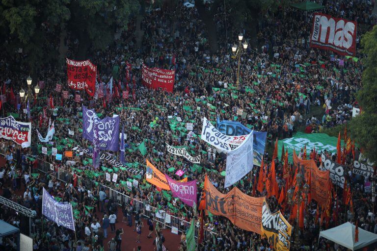 Multitudinaria marcha por el Día Internacional de la Mujer.