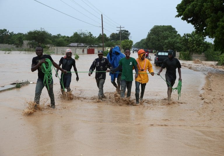 HAI02. FONT PARISSIENNE (HAITI), 04/10/16.- Personal de emergencias trabaja hoy, martes 4 de octubre de 2016, durante el paso del huracán Matthew en Font Parissienne (Haití). El vórtice de Matthew, que tocó hoy tierra en el oeste de Haití, "se moverá sobr