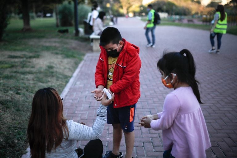 Niños juegan en un parque en Buenos Aires (Argentina). EFE/ Juan Ignacio Roncoroni