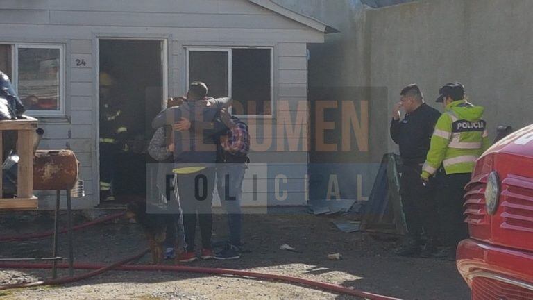 Una quema de basura se salió de control con el viento y prendió fuego una casa de Chacra XI