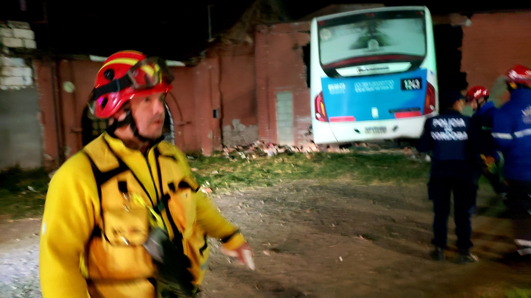 Defensa Civil y Bomberos trabajan en el lugar.