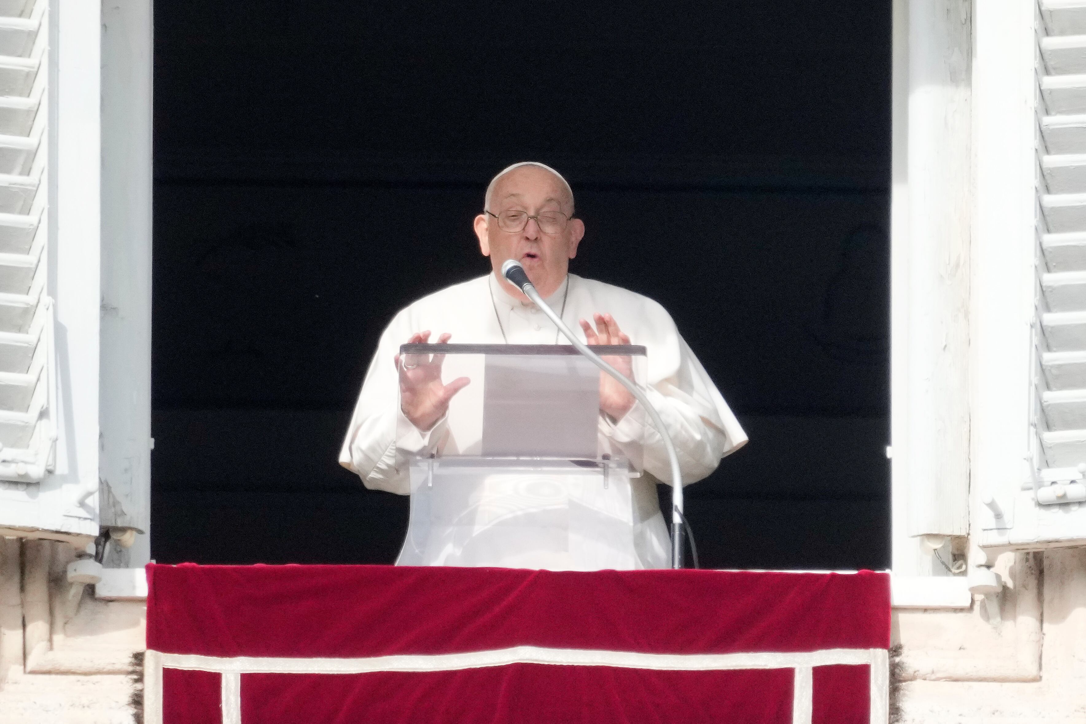 “No se bendice la unión homosexual”, aclaró el Papa, “sino a las personas que juntas lo han solicitado”.