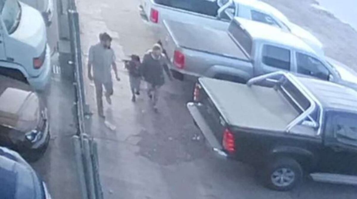“Un hombre mató a mamá”, relató el nene de La Matanza: buscan a un supuesto vendedor que quedó filmado