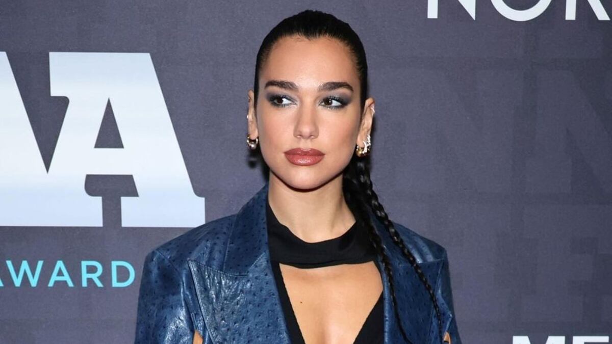 Así es el jardinero rojo de $ 61.000 con el que Dua Lipa se llevó todas las miradas