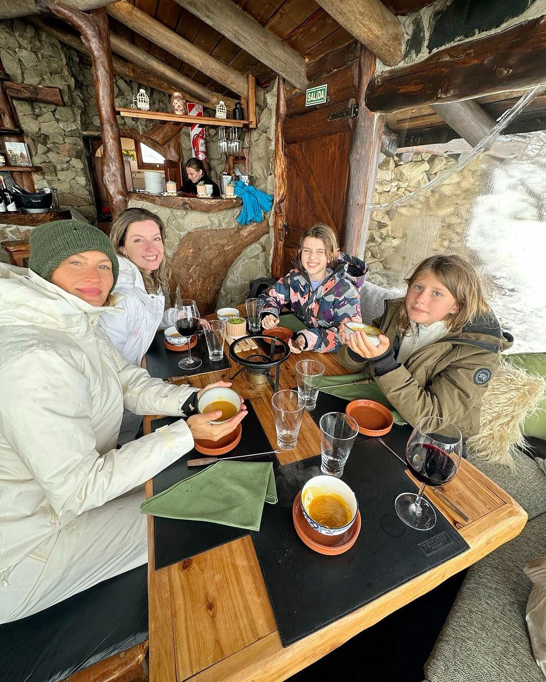 Gisele Bündchen festejó su cumpleaños en la Patagonia Argentina: mate, masitas y cubanitos