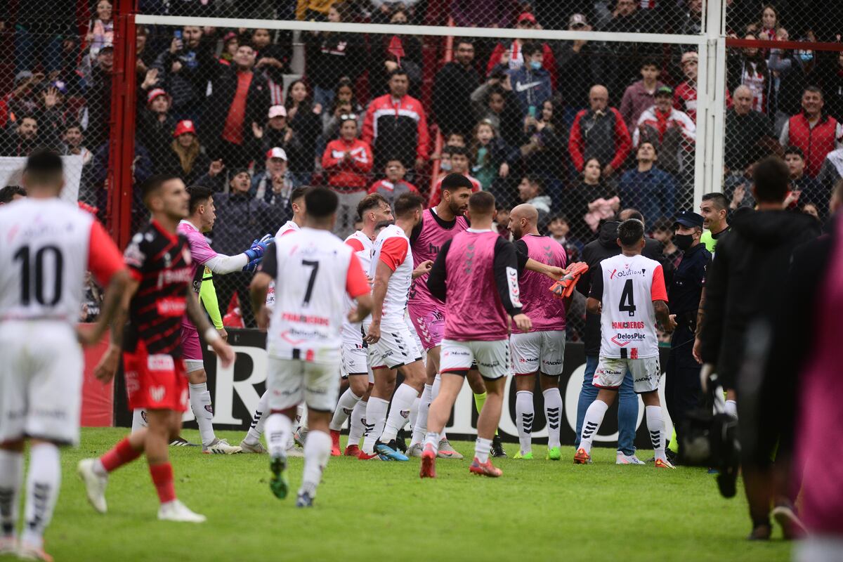 La furia de Facundo Parra por el arbitraje en Instituto-Chacarita