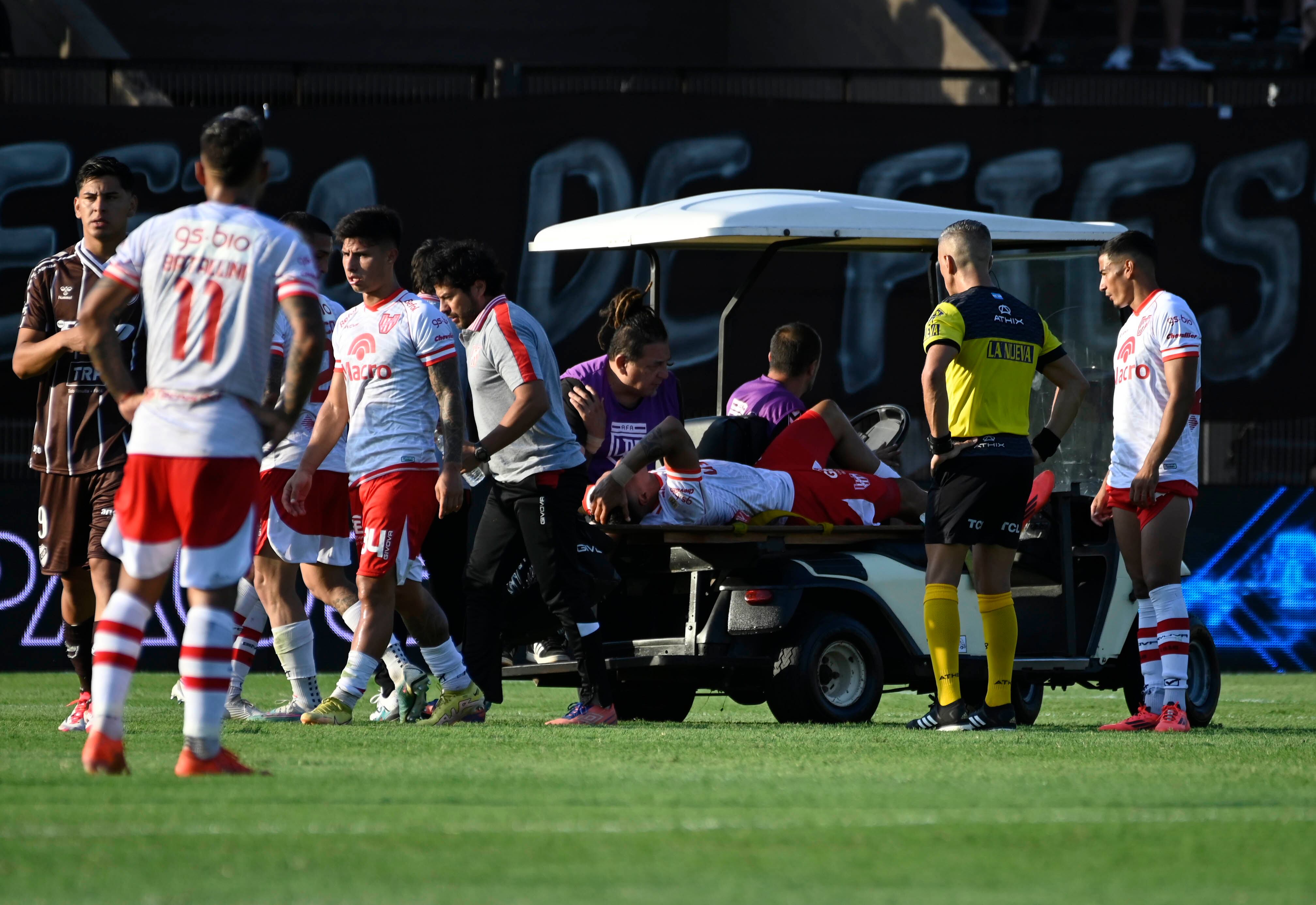 Facundo Suárez es retirado en camilla del partido entre Platense e Instituto. (Fotobaires).