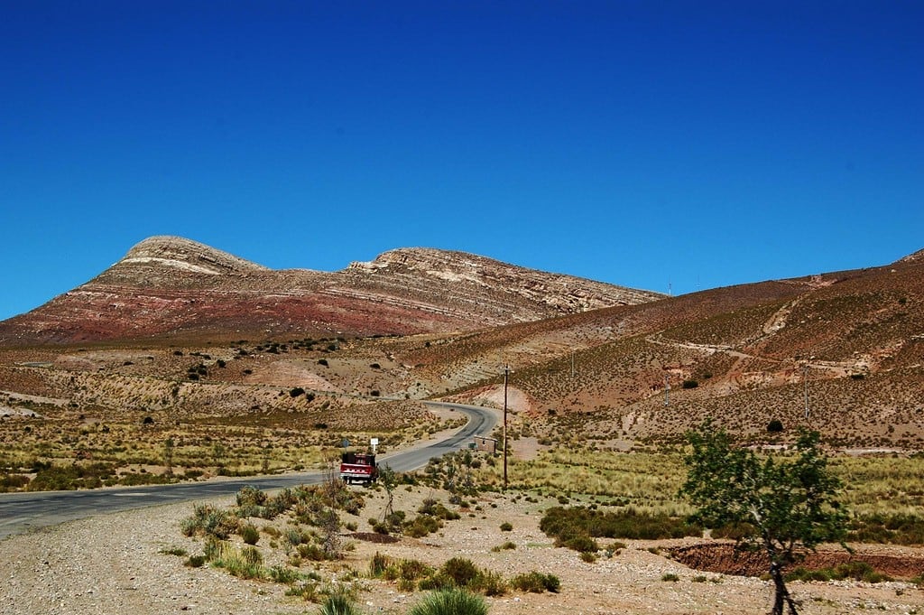 Los coloridos paisajes de la Puna jujeña esconden bellísimos rincones y guardan vestigios arqueológicos.