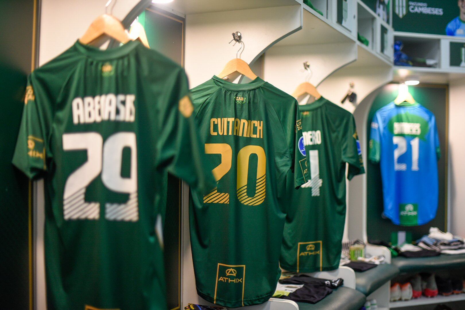 La camiseta con el número dorado que usa Darío Cvitanich en su último partido como futbolista.