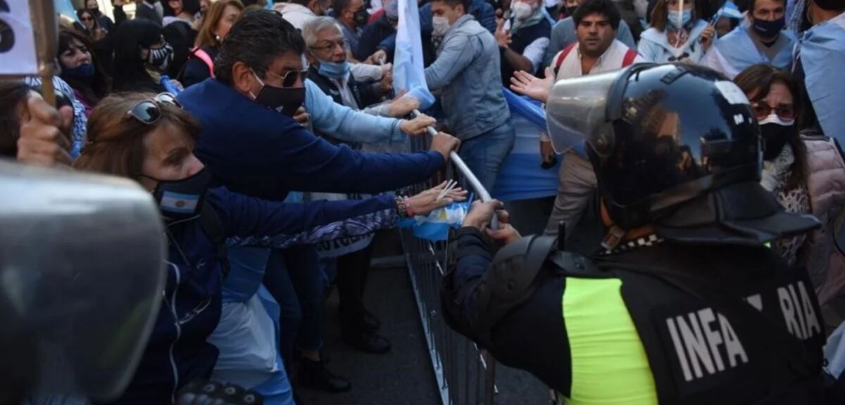 A la espera de Alberto Fernández, hubo incidentes entre manifestantes que marchaban a Plaza Independencia