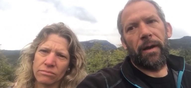 Débora y Pablo Meyer están dentro del campo tomado en El Foyel (captura video)