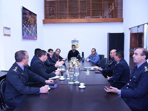 Concejales durante la reunión con la cúpula policial