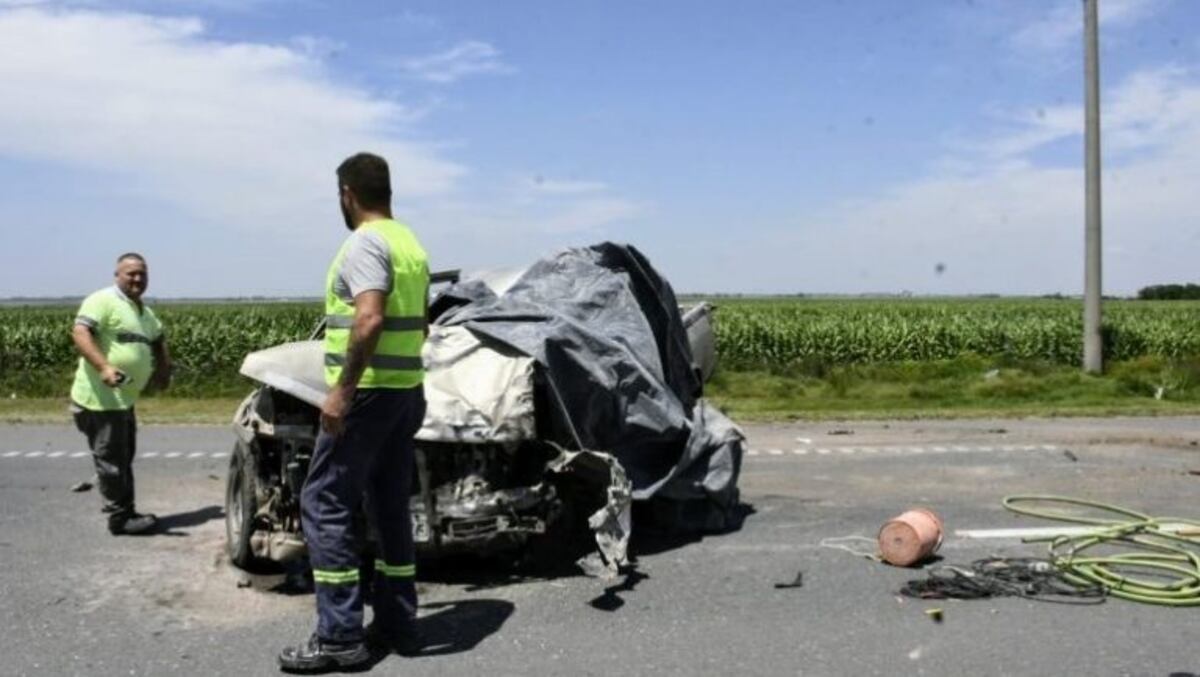 Murió un joven al chocar su camioneta contra un camión