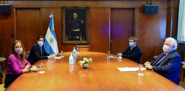 Trotta, durante la reunión del lunes con Soledad Acuña, Fernán Quirós y Ginés González García. (Foto: Télam)