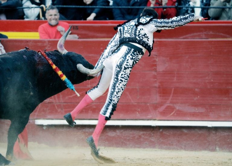 El momento exacto de la cornada (Foto: Juan Carlos Cárdenas/EFE)