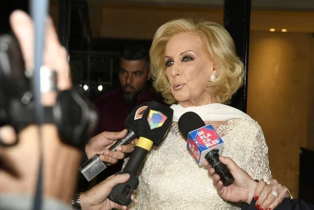 Mirtha Legrand hablando con los medios el día de su cumpleaños. (Créditos: Revista Caras)