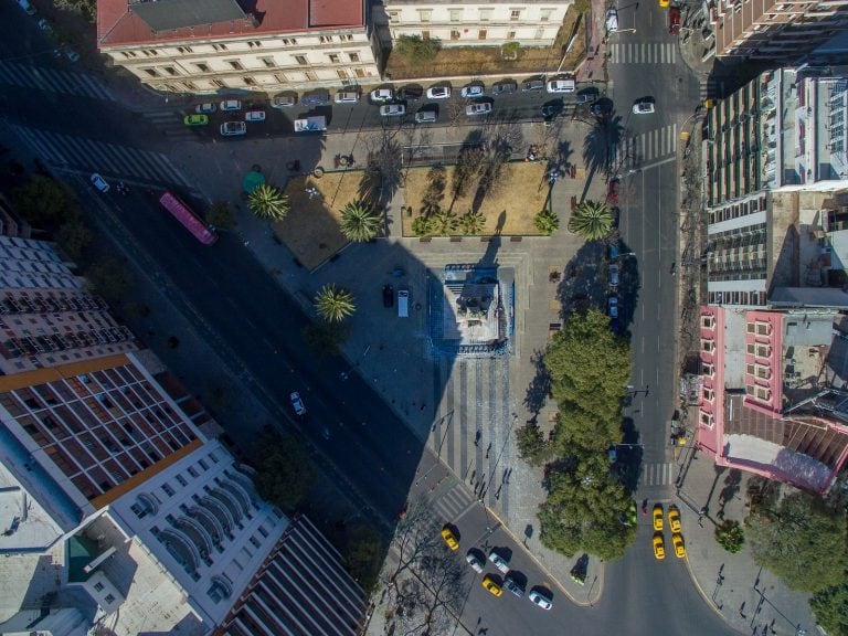 Limpieza del Monumento de la Plaza Vélez Sársfield.