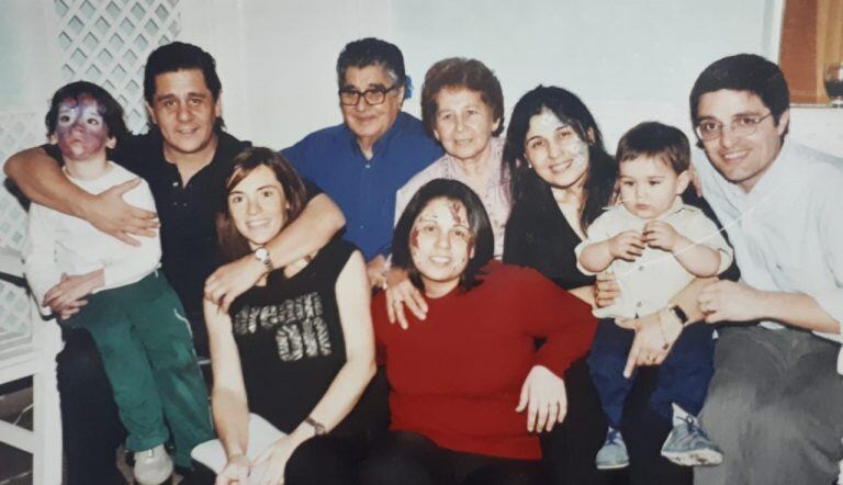 Mercedes Boucharkchi y parte de su familia