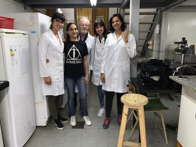 El equipo de investigadores del Instituto de Procesos Biotecnológicos y Químicos del Conicet trabajó a pleno para lograr pasta celulosa de las cascarillas de la soja. (IPROBYQ)