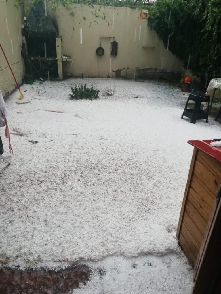 Un jardín cubierto de granizo.