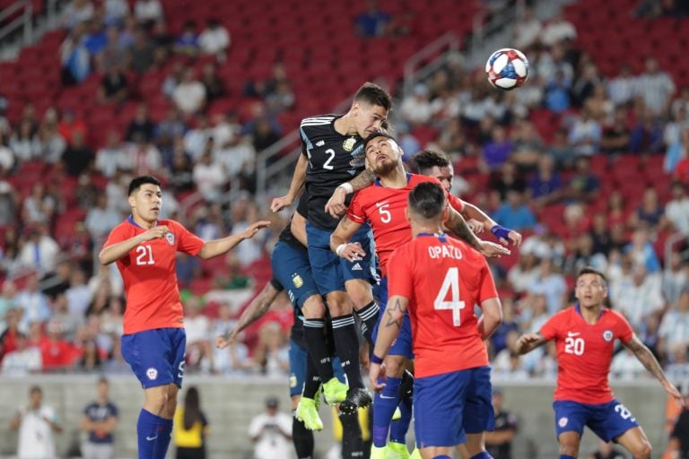 Lucas Martínez Quarta estrelló un cabezazo en el travesaño. (Twitter/@Argentina)