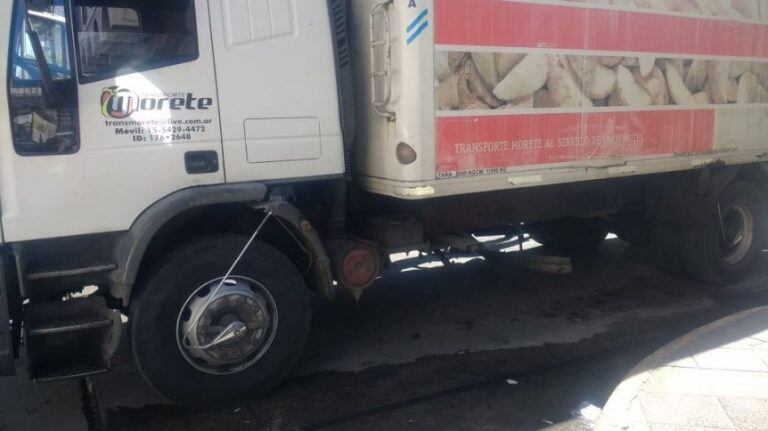 La camioneta que embistió al móvil de Tránsito.