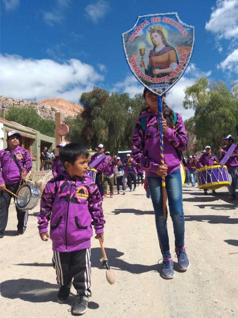 La banda de sikuris de Santa Bárbara, iniciando su larga caminata hacia Punta Corral.