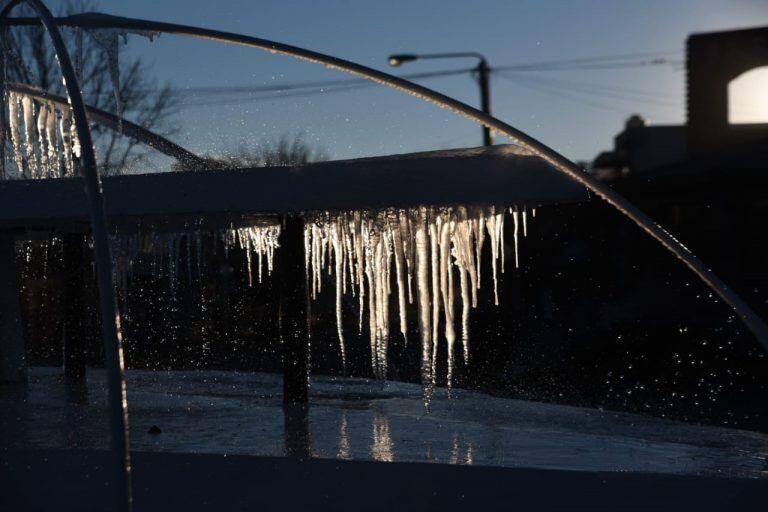 La fuente de Villa Giardino amaneció congelada este miércoles 13 de junio.