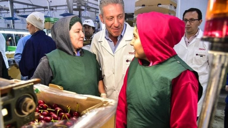 El gobernador de Chubut, Mariano Arcioni, junto a diferentes actores de la producción de cerezas (Foto: El Patagónico).