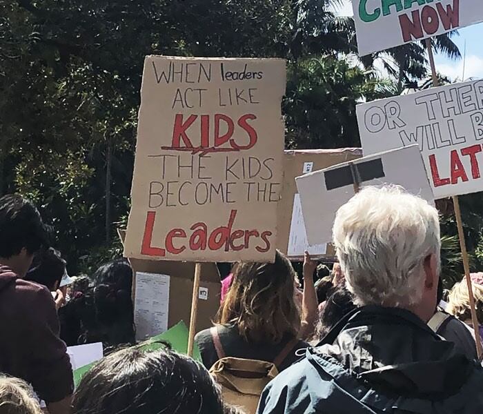 "Cuando los líderes se comportan como niños, los niños se convierten en líderes"