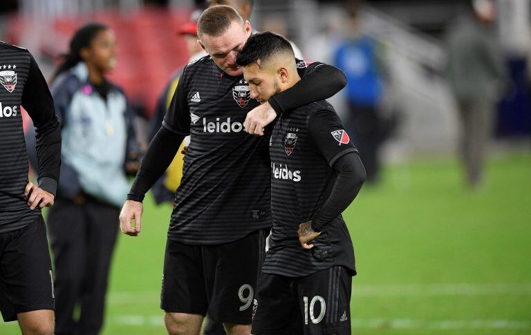 Luciano Acosta junto a Wayne Rooney. (AP)