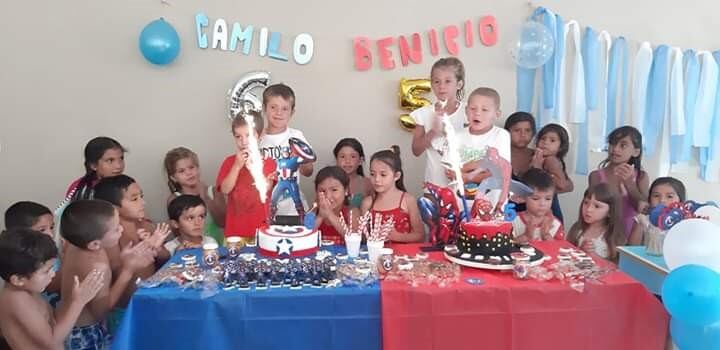 Benicio y Camilo soplaron las velitas junto a sus amigos y su familia.