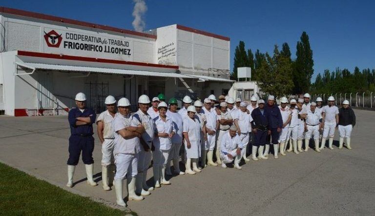 Empleados del frigorífico (Foto: Twitter/dpatagonicos).