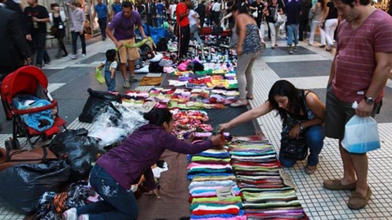 Manteros en las peatonales del centro salteño