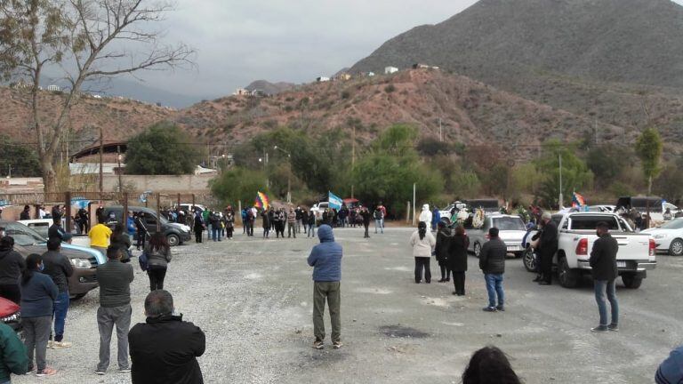 Observando el distanciamiento social, vecinos, amigos, familiares y autoridades presentes en la despedida al comisionado Mamaní.