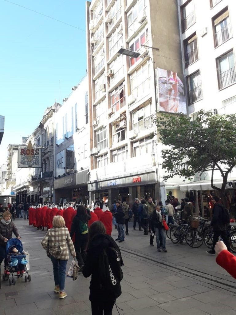 El colectivo Ni Una Menos decidió atravesar la peatonal Córdoba con los disfraces basados en la serie televisiva. (Mala Junta)