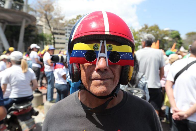 La felicidad de los seguidores de Guaidó tras su retorno (Foto: EFE/ Raúl Martínez).