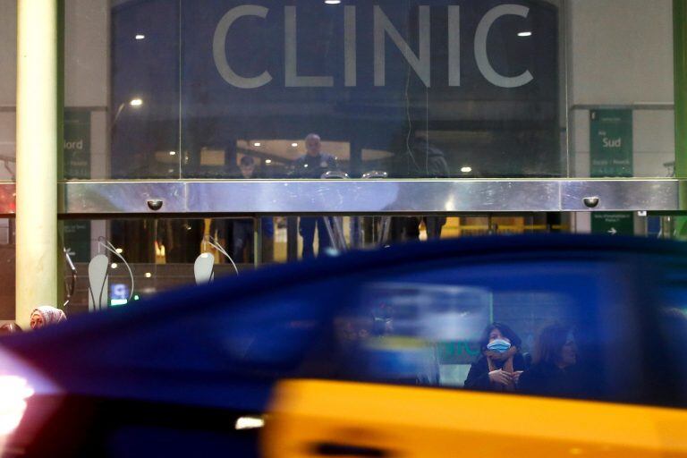 Vista de la entrada principal del Hospital Clínic este martes en Barcelona, donde está ingresada una mujer de 36 años de nacionalidad italiana, residente en Barcelona y que viajó entre los días 12 y 22 de este mes al norte de Italia. Es el primer caso de coronavirus confirmado en Cataluña y en la península ibérica, y el cuarto de España (Foto: EFE/Quique García)