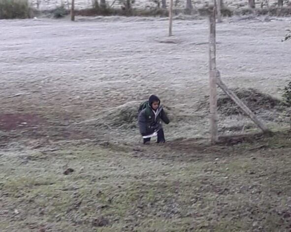 El misionerito que cruza el hielo a pie para llegar a la escuela. (Foto: Infobae)